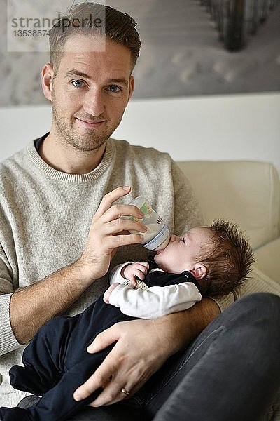 Junger Vater füttert Säugling  4 Wochen  mit Flasche  Baden-Württemberg  Deutschland  Europa