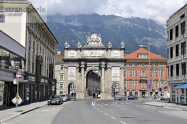 Triumphpforte  erbaut 1756  historischer Stadtteil von Innsbruck  Tirol  Österreich  Europa