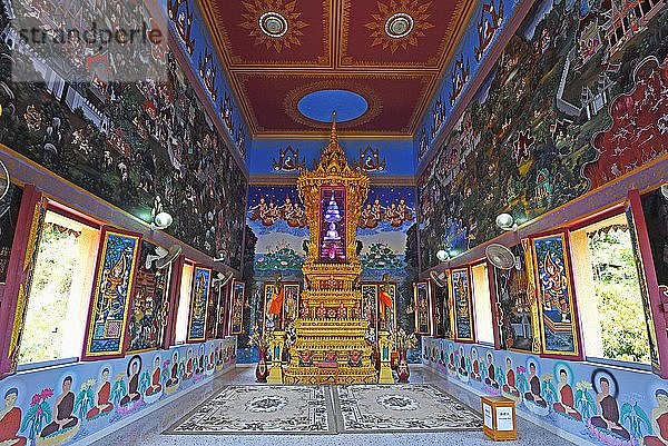 Prachtvoll gestalteter Innenraum des Tempels Wat Khao Rang  Phuket  Thailand  Asien