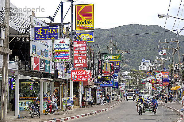 Einkaufsstraße in Patong Beach  Phuket  Thailand
