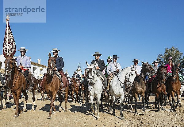 Menschen in traditioneller Kleidung reiten auf Pferden  Pfingst-Wallfahrt von El Rocio  Provinz Huelva  Andalusien  Spanien  Europa
