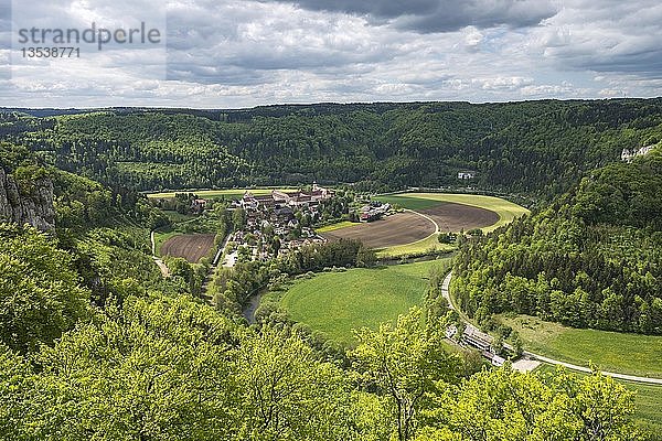 Blick auf das obere Donautal und die Stadt Beuron vom Altstadtfelsen aus gesehen  Baden-Württemberg  Deutschland  Europa
