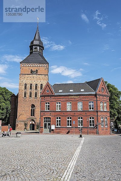 Kirche  Backsteingotik  Postamt  Marktplatz  Sternberg  Mecklenburg-Vorpommern  Deutschland  Europa