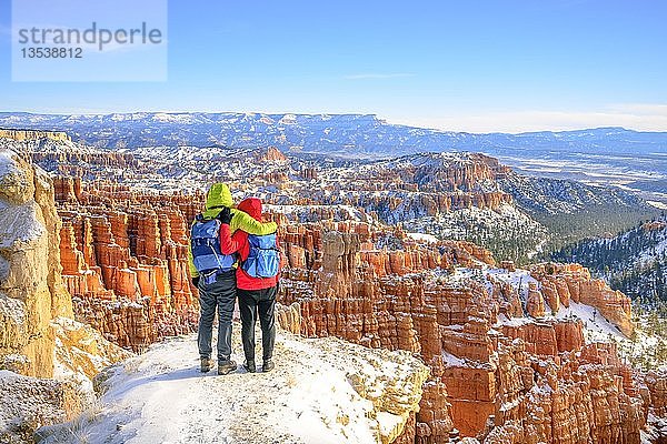Touristen mit Blick auf das Amphitheater  bizarre schneebedeckte Felslandschaft mit Hoodoos im Winter  Rim Trail  Bryce Canyon National Park  Utah  USA  Nordamerika