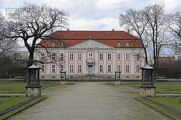 Schloss Berlin Friedrichsfelde im Tierpark Berlin Zoo  Deutschland  Europa