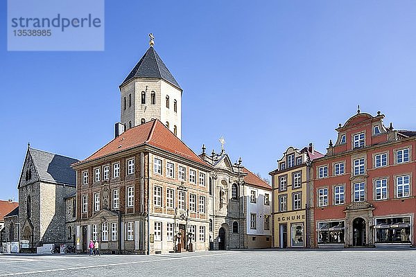 Gaukirche St. Ulrich und historische Bürgerhäuser am Markt  Paderborn  Ostwestfalen  Nordrhein-Westfalen  Deutschland  Europa