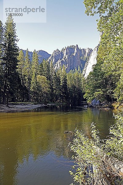Landschaft am Merced River im Yosemite-Nationalpark  Kalifornien  USA  Nordamerika