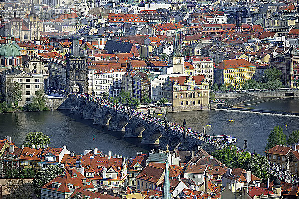 Blick auf die Altstadt mit der Karlsbrücke  UNESCO-Weltkulturerbe  Prag  Tschechische Republik  Europa