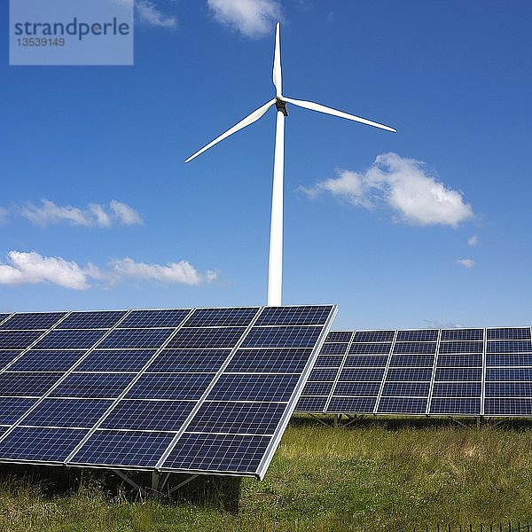 Konzept für erneuerbare Energien mit Blick auf eine Windkraftanlage und Sonnenkollektoren  Frankreich  Europa