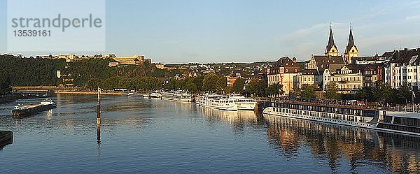 Mosel mit Festung Ehrenbreitstein und Altstadt im Abendlicht  Koblenz  Rheinland-Pfalz  Deutschland  Europa