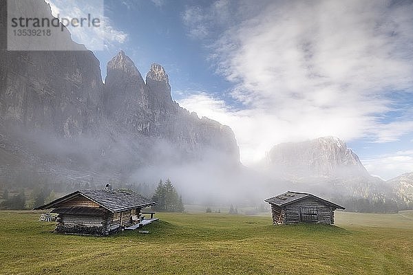 Hütte am Grödner Joch  im Nebel  Langkofel im Hintergrund  Grödner Joch  Grödner Tal  Dolomiten  Südtirol  Italien  Europa