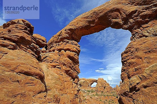 Blick durch den ''Turret Arch''  ''South Window'' im Hintergrund  Arches National Park  Utah  USA  Nordamerika''