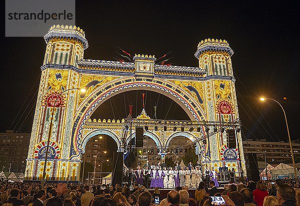 Bunt beleuchtetes Eingangsportal bei Nacht  Eröffnungsakt der Illumination el Alumbrao  Frühlingsfest Feria de Abril  Sevilla  Andalusien  Spanien  Europa
