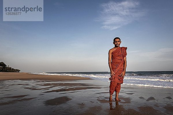 Buddhistischer Mönch am Strand von Kahandamodara  Sri Lanka  Asien