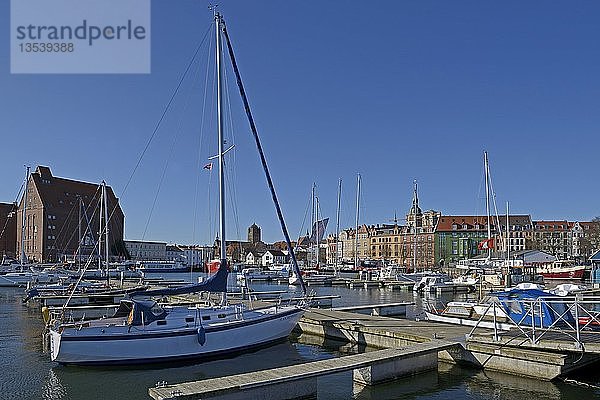 Blick auf die Altstadt von Stralsund von der Seebrücke aus gesehen  UNESCO-Welterbe  Mecklenburg-Vorpommern  Deutschland  Europa  PublicGround  Europa