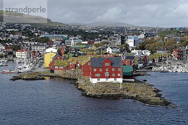 Hafen  rote Häuser der Inselverwaltung  Torshavn  Färöer Inseln  Dänemark  Europa