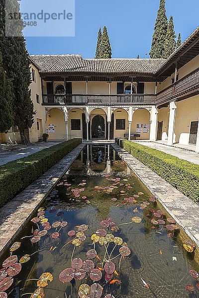 Innenhof mit Teich  Cuesta del Chapiz  Schule für Arabistik  Granada  Andalusien  Spanien  Europa
