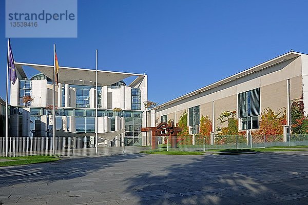 Kanzleramt in Berlin mit herbstlich verfärbtem Laub  Deutschland  Europa  PublicGround  Europa