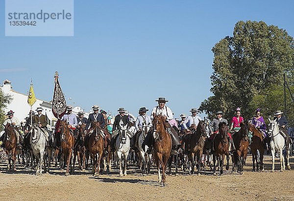 Menschen in traditioneller Kleidung reiten auf Pferden  Pfingstwallfahrt von El Rocio  Provinz Huelva  Andalusien  Spanien  Europa