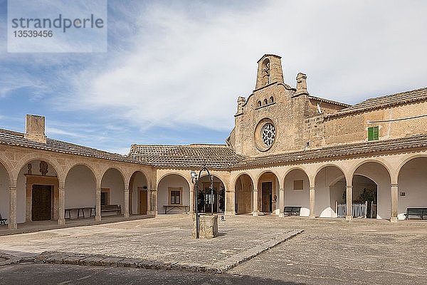 Innenhof  Santuari de Monti-Sión  Wallfahrtskirche von Montesion  Puig de Monti-Sión  Porreres  Mallorca  Balearen  Spanien  Europa