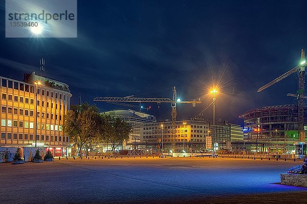 Baustelle am Gustaf-Gruendgens-Platz bei Nacht  Düsseldorf  Nordrhein-Westfalen  Deutschland  Europa