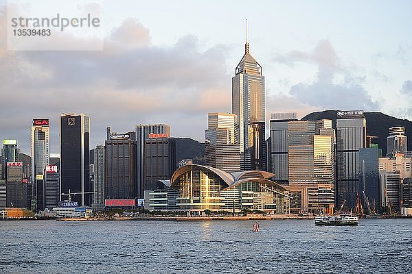 Blick von Kowloon auf die Skyline von Hongkong Island am Hongkong River  Central  mit dem Internationalen Konferenzzentrum  im Abendlicht  Hongkong  China  Asien