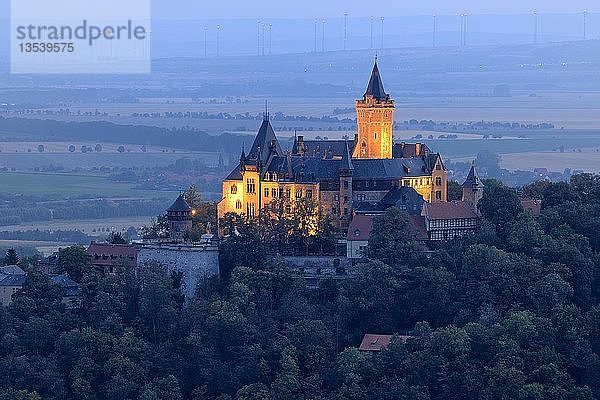 Blick auf Schloss Wernigerode  Morgengrauen  Wernigerode  Harz  Sachsen-Anhalt  Deutschland  Europa *** WICHTIG: Gesperrt für Postkarten in Deutschland ***