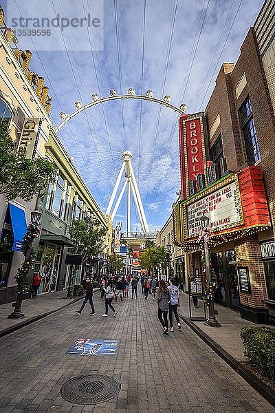 Geschäfte in der Einkaufsstraße The Linq Promenade  hinter The High Roller  Riesenrad  Las Vegas  Nevada  USA  Nordamerika