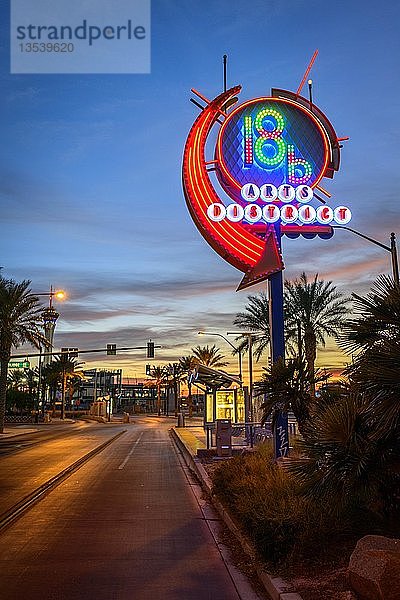 Neon-Leuchtreklame des 18b Arts District bei Sonnenuntergang  Las Vegas Arts District  Downtown  Las Vegas  Nevada  USA  Nordamerika