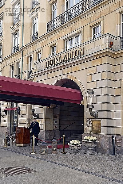 Eingang des Hotel Adlon Kempinski  Pariser Platz  Berlin  Deutschland  Europa