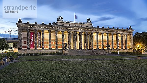 Altes Museum  Lustgarten  blaue Stunde  Berlin  Deutschland  Europa