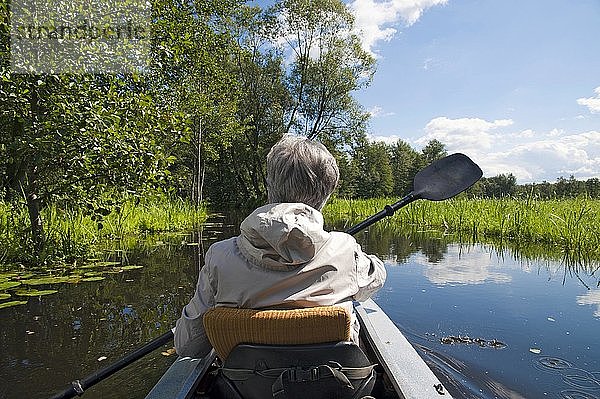 Frau paddelt auf einem Fluss im Spreewald  Spree  Brandenburg  Deutschland  Europa