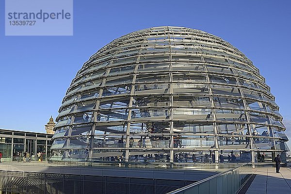 Kuppel und Dachterrasse des Reichstagsgebäudes  Architekt Sir Norman Foster  Berlin  Deutschland  Europa