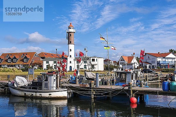 Fischerboot im Hafen  Timmendorf  Insel Poel  Mecklenburg Vorpommern  Deutschland  Europa