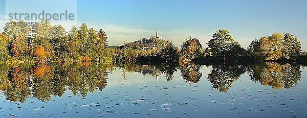 Panorama  Felsburg oberhalb der Stadt Felsberg im Herbst  Wasserspiegelung im Meer  Nordhessen  Hessen  Deutschland  Europa