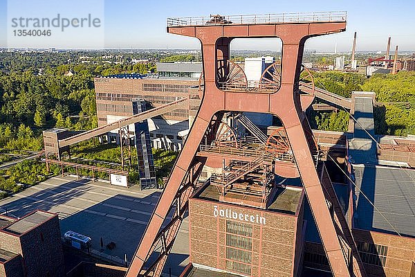 Welterbe Zeche Zollverein in Essen  Doppelbock des Schachtes 12  Ruhrmuseum im Gebäude der ehemaligen Kohlenwäsche  Drohnenaufnahme  Essen  Nordrhein-Westfalen  Deutschland  Europa