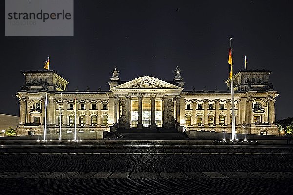 Reichstagsgebäude bei Nacht  Berlin  Deutschland  Europa