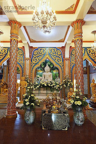 Innenraum mit Buddha-Statuen  Wat Chalong  größter Tempel der Insel Phuket  Thailand  Asien