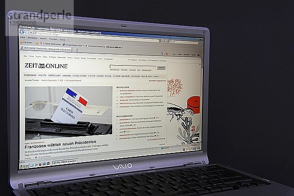Website  Zeit-Online-Webseite auf dem Bildschirm eines Sony Vaio-Laptops  eine deutsche überregionale Wochenzeitung
