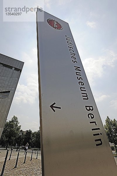 Hinweisschild auf das Jüdische Museum in Berlin  Deutschland  Europa