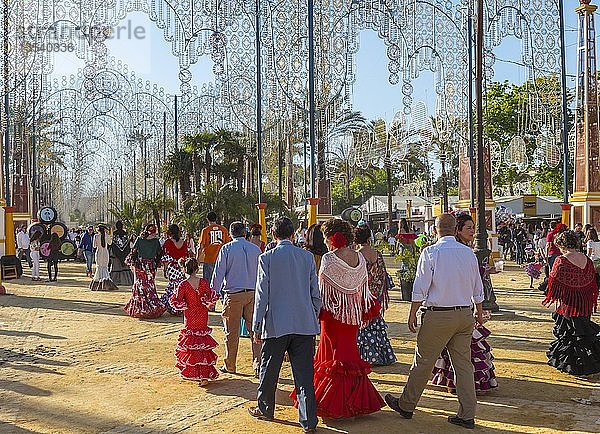 Spanier in traditioneller Festtagstracht  Flamenco-Kleid  Feria de Caballo  Jerez de la Frontera  Provinz Cádiz  Andalusien  Spanien  Europa