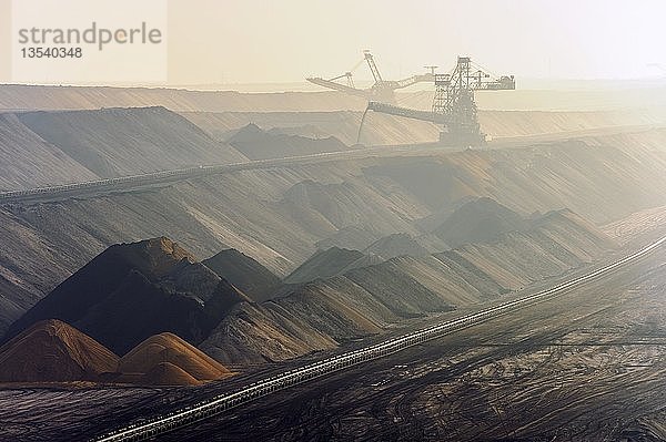 Zwei Absetzer im Tagebau Garzweiler beim Verfüllen der Grube  Grevenbroich  Nordrhein-Westfalen  Deutschland  Europa