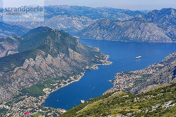 Bucht von Kotor mit den Dörfern Prcanj  Muo und Dobrota bei Kotor  Montenegro  Europa