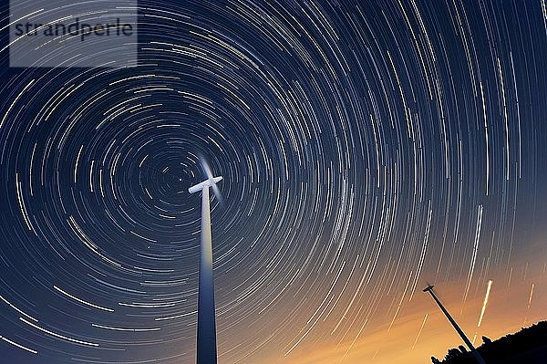 Windkraftanlagen vor einem Sternenhimmel  Grevenbroich  Nordrhein-Westfalen  Deutschland  Europa