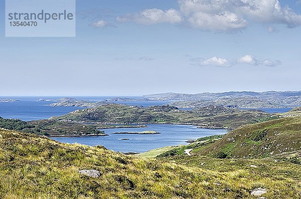 Blick über Loch Ardbhair in den nördlichen Highlands auf den Atlantischen Ozean  Grafschaft Sutherland  Schottland  Vereinigtes Königreich  Europa