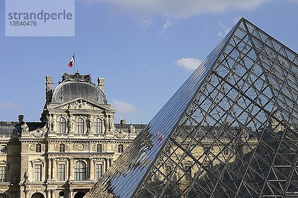 Glaspyramide  Louvre  Paris  Frankreich  Europa