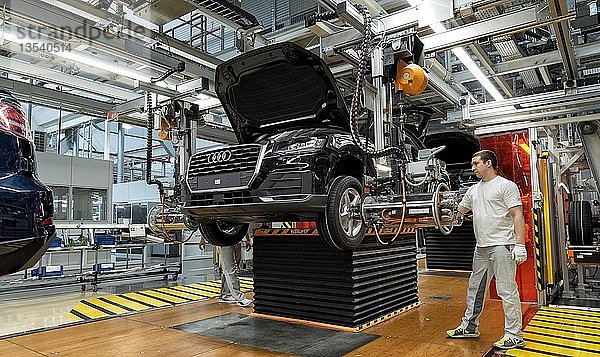 Anbau der Räder auf der Montagelinie für Audi Q2 im Werk der Audi AG in Ingolstadt  Bayern  Deutschland  Europa