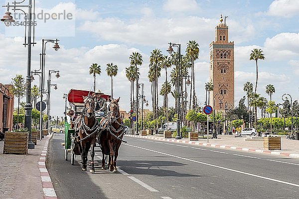 Koutoubia- oder Kutubiyya-Moschee  Jemaa el-Fnaa  Straße mit Wagen  Marrakesch Medina  Marrakesch  Marokko  Afrika