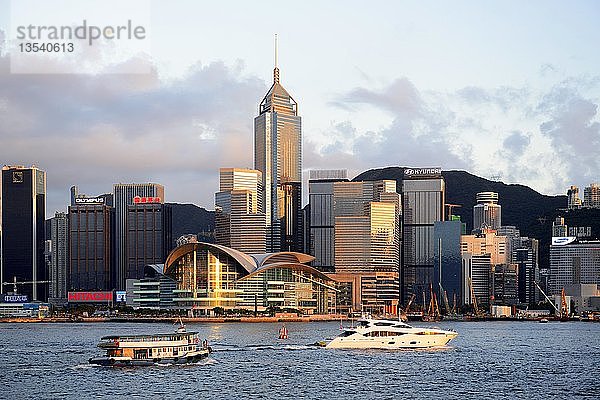 Blick von Kowloon auf die Skyline von Hongkong Island am Hongkong River  mit Booten auf dem Fluss  Central  mit dem Internationalen Konferenzzentrum  im Abendlicht  Hongkong  China  Asien