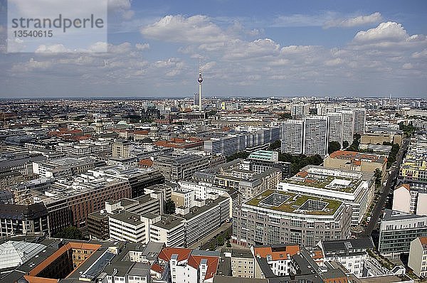 Luftaufnahme über Berlin mit Fernsehturm  Berlin  Deutschland  Europa